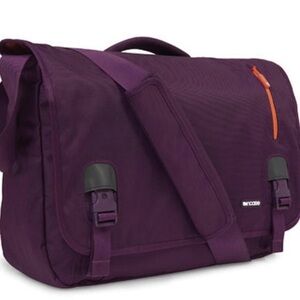 Incase Design CL55316 Medium Nylon Messenger Bag